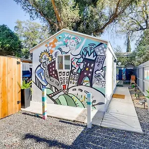  Holiday home Tiny Art House Near The Beat